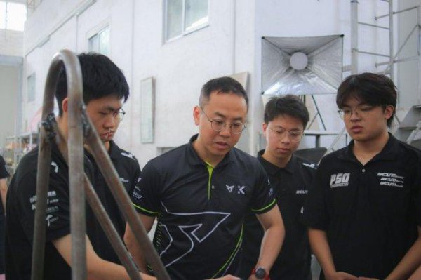 捷凯许家泰走进校园 与华南理工大学赛车队相似